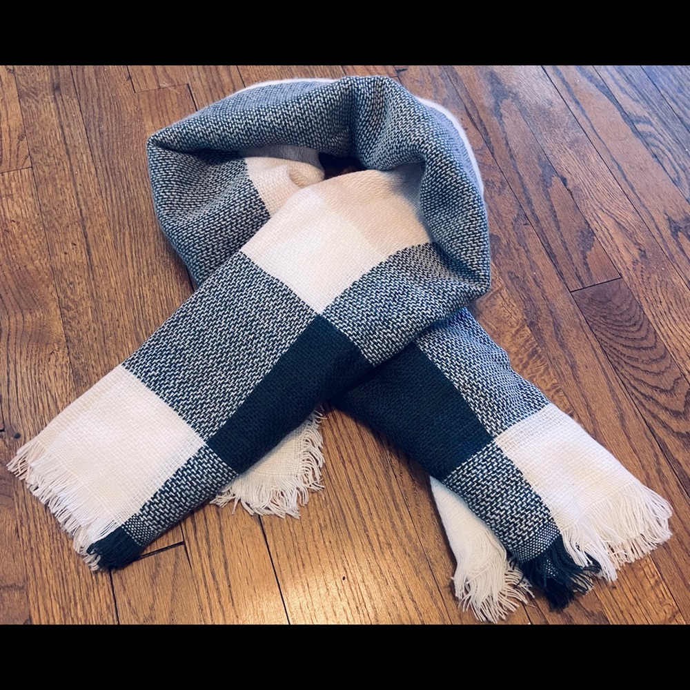 NWOT Women’s pink and black plaid scarf